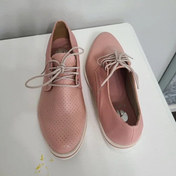 Pink Oxfords size 8 - Picture 7 of 8